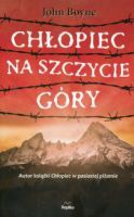 Chłopiec na szczycie góry